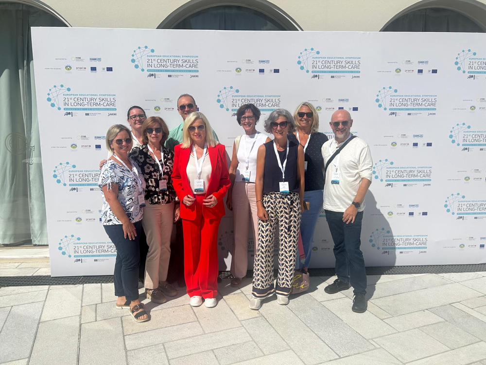 Das Teammitglieder der NÖ Landesgesundheitsagentur beim Kongresszentrum, dem Theoxenia Palace Hotel in Athen;