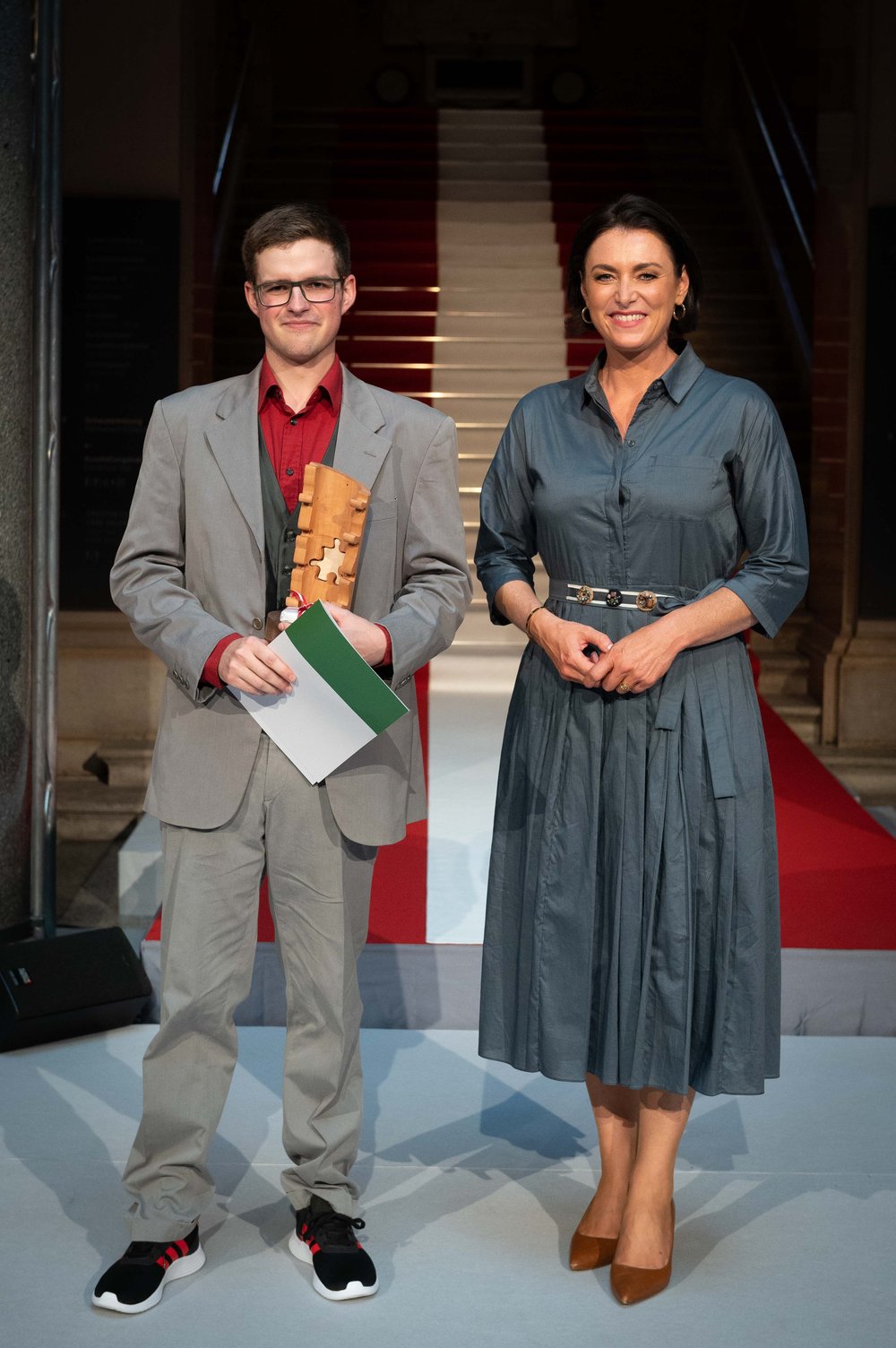 NÖ Landessieger und Zivildiener des Jahres 2020, Pascal Zschetsche aus dem PBZ Scheiblingkirchen, mit BM Köstinger bei der Preisverleihung; 