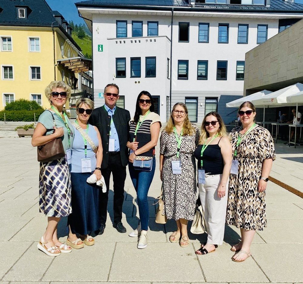 18. Österreichischer Kongress für Führungskräfte in der Altenarbeit in Zell am See - Gruppenbild der SeneCura KollegInnen auf dem Weg zum Ferry Porsche Congress Center;