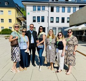 18. Österreichischer Kongress für Führungskräfte in der Altenarbeit in Zell am See - Gruppenbild der SeneCura KollegInnen auf dem Weg zum Ferry Porsche Congress Center;