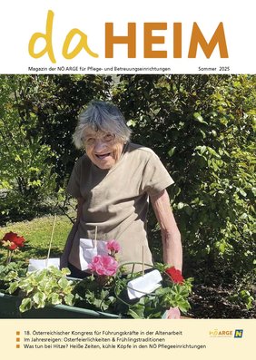 Das Titelbild der daHEIM Sommer-Ausgabe 2025 zeigt eine Bewohnerin beim Garteln; 