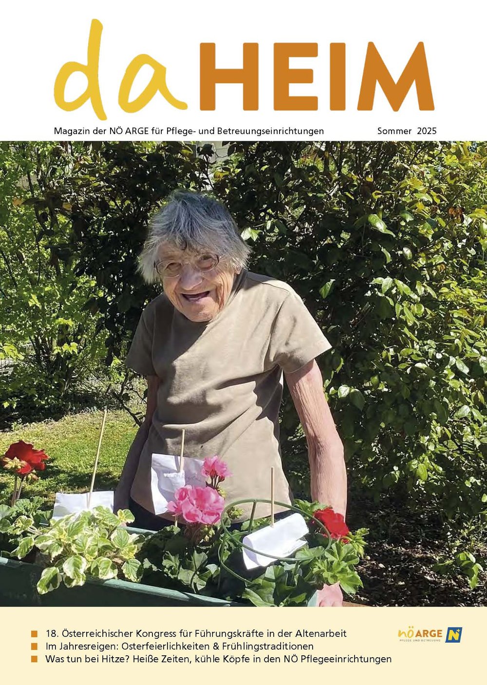 Das Titelbild der daHEIM Sommer-Ausgabe 2025 zeigt eine Bewohnerin beim Garteln; 