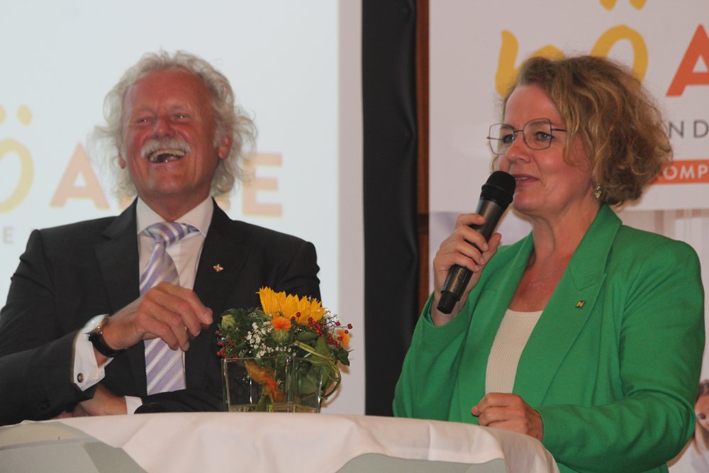 Der ehemalige Obmann der NÖ ARGE für Pflege und Betreuung, Ing. Dietmar Stockinger (2005-2014) und die zuständige Landesrätin Mag. Christiane Teschl-Hofmeister bei der Podiumsdiskussion anlässlich des Festaktes 30 Jahre NÖ ARGE für Pflege und Betreuung; 