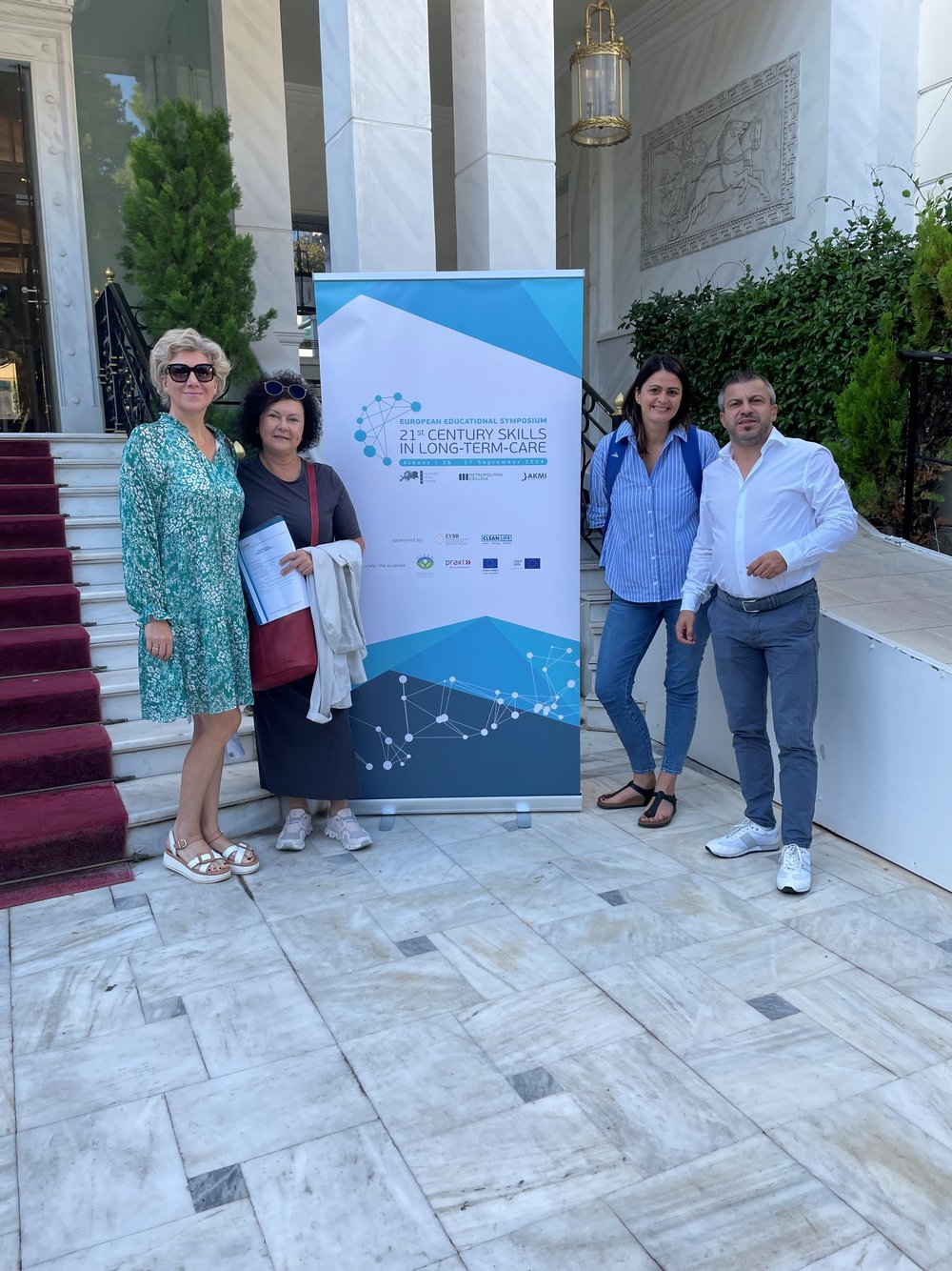 Das Teammitglieder von SeneCura beim Kongresszentrum, dem Theoxenia Palace Hotel in Athen; 