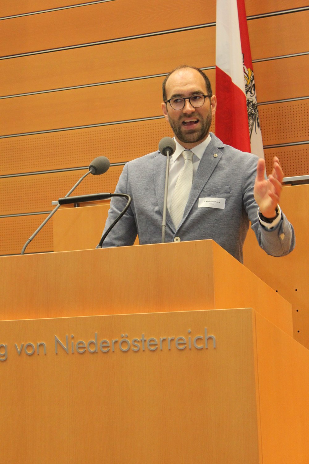 Dr. Michael Halmich, LL.M., analysierte in seinem Vortrag die rechtliche und ethische Sichtweise in Bezug auf die Thematik assistierter Suizid; 