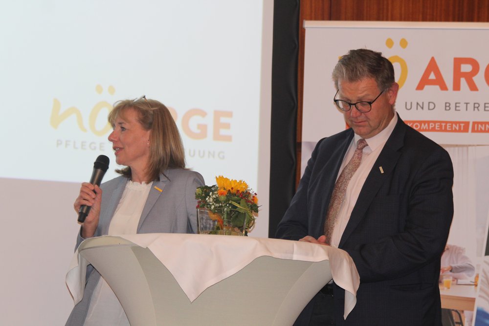 Die neue Obfrau der NÖ ARGE für Pflege und Betreuung, Gerlinde Göschelbauer, MSc MBA sowie der Präsident des Lebenswelt Heim-Bundesverbandes, Jakob Kabas, MAS MBA bei der Gesprächsrunde anlässlich 30 Jahre NÖ ARGE für Pflege und Betreuung;