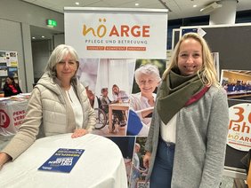 Obfrau Fr. Göschelbauer und Arbeitsreisleitung Ehrenamt Fr. Hochauer an einem Stand bei der Freiwilligenmesse