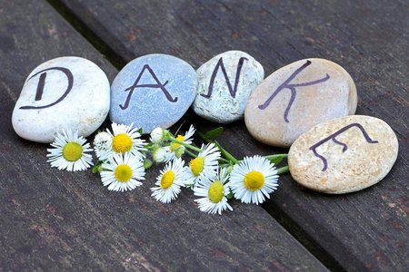 Auf dem Bild zu sehen: Jeder Buchstabe des Wortes DANKE auf einem eigenen Stein;