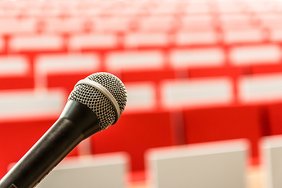 Am 28.11.2023 durfte die NÖ ARGE für Pflege und Betreuung als einer von acht ExpertInnen an einem Runden Tisch zum Thema Pflege in Niederösterreich in St. Pölten teilnehmen;