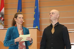 Barbara Willensdorfer und Helmut Schuster vom improvista social club umrahmten die Fachtagung mit kurzweiligem und auflockerndem Improvisationstheater.