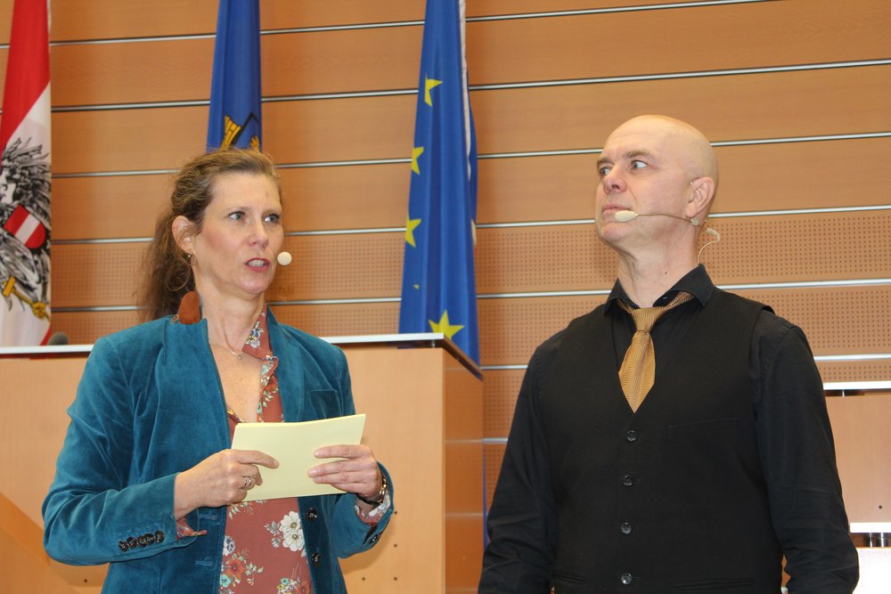 Barbara Willensdorfer und Helmut Schuster vom improvista social club umrahmten die Fachtagung mit kurzweiligem und auflockerndem Improvisationstheater.