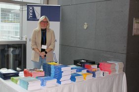 Die TeilnehmerInnen der Fachtagung 2025 unter dem Titel "Kostbare Lebenszeit - Puzzlestein für Puzzlestein zur Lebensqualität im Alter" schmökerten auch zahlreich beim Büchertisch der Buchhandlung Kral aus St. Pölten. 