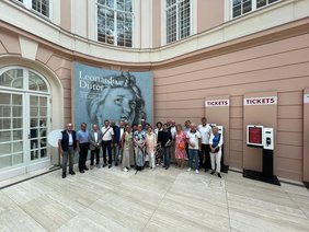 Die ehemaligen Mitglieder der NÖ ARGE für Pflege und Betreuung (DirektorInnen sowie Pflegedienstleitungen) besuchten die sehr interessante Ausstellung Matthew Wong-Vincent van Gogh "Letzte Zuflucht Malerei" in der Wiener Albertina.