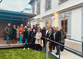 Gruppenfoto der über 20 TeilnehmerInnen in Graz, im Rahmen der Exkursion zu den Themen Digitalisierung und Innovation in der Pflege; 