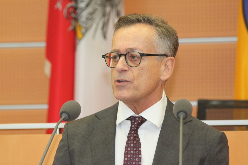 wHR Mag. Martin Wancata, Leiter der Abteilung Soziales und Generationenförderung beim Amt der NÖ Landesregierung, hieß die TeilnehmerInnen der Fachtagung sehr herzlich im Landtagssaal willkommen; 