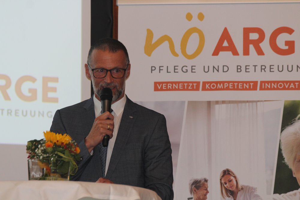 Robert Kreindl, Vertriebsleiter Bildung & Öffentliche Einrichtungen, Gesundheits- & Sozialwesen, hat das Familienunternehmen hollu Systemhygiene GmbH am Podium vertreten;
