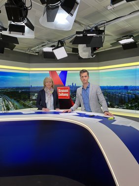 Die Obfrau der NÖ ARGE für Pflege und Betreuung, Gerlinde Göschelbauer, war zu Gast in der News Show „Krone Live“ und stellte sich den Fragen von Moderator Jürgen Winterleitner. Geplaudert wurde unter anderem über den Fachkräftemangel, die Pflegelehre, die Digitalisierung in der Pflege und verschiedene Ausbildungswege.