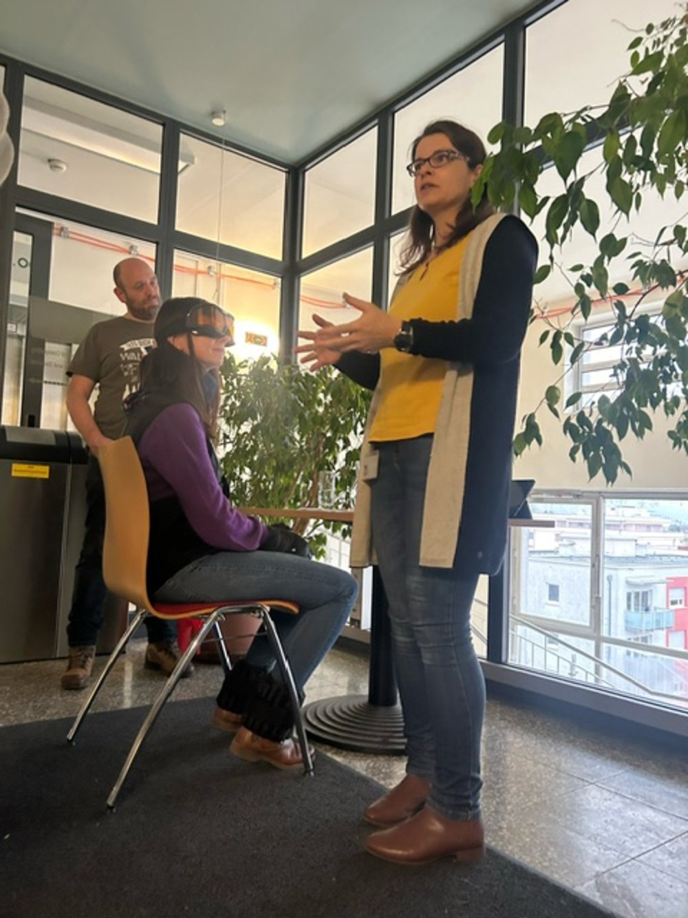 Testung von VR-Brillen bei der gemeinsamen Exkursion zu den Themen Digitalisierung und Innovation in der Pflege; 