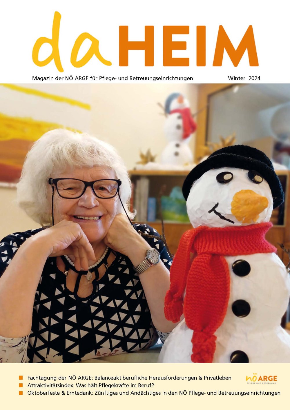Das Titelbild der daHEIM Winter Ausgabe 2024 zeigt eine Bewohnerin mit einem selbstgebastelten Schneemann; 