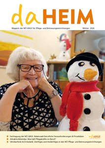 Das Titelbild der daHEIM Winter Ausgabe 2024 zeigt eine Bewohnerin mit einem selbstgebastelten Schneemann; 