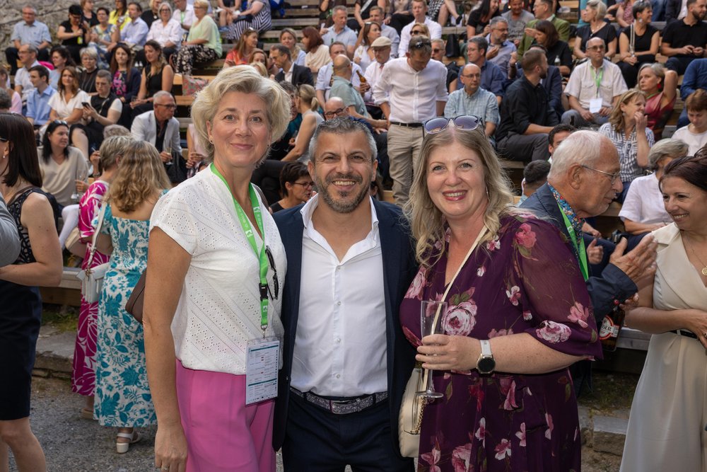 18. Österreichischer Kongress für Führungskräfte in der Altenarbeit in Zell am See - Gruppenbild der SeneCura KollegInnen auf der Burg Kaprun;