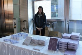 Bei der Fachtagung 2024 der NÖ ARGE für Pflege und Betreuung gab es einen Büchertisch mit Büchern von Mag. Christine Hackl, MSc; 