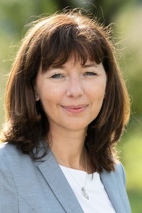 Das Foto zeigt die erste Frau an der Spitze der NÖ ARGE für Pflege und Betreuung - Gerlinde Göschelbauer, MBA, MSc.
