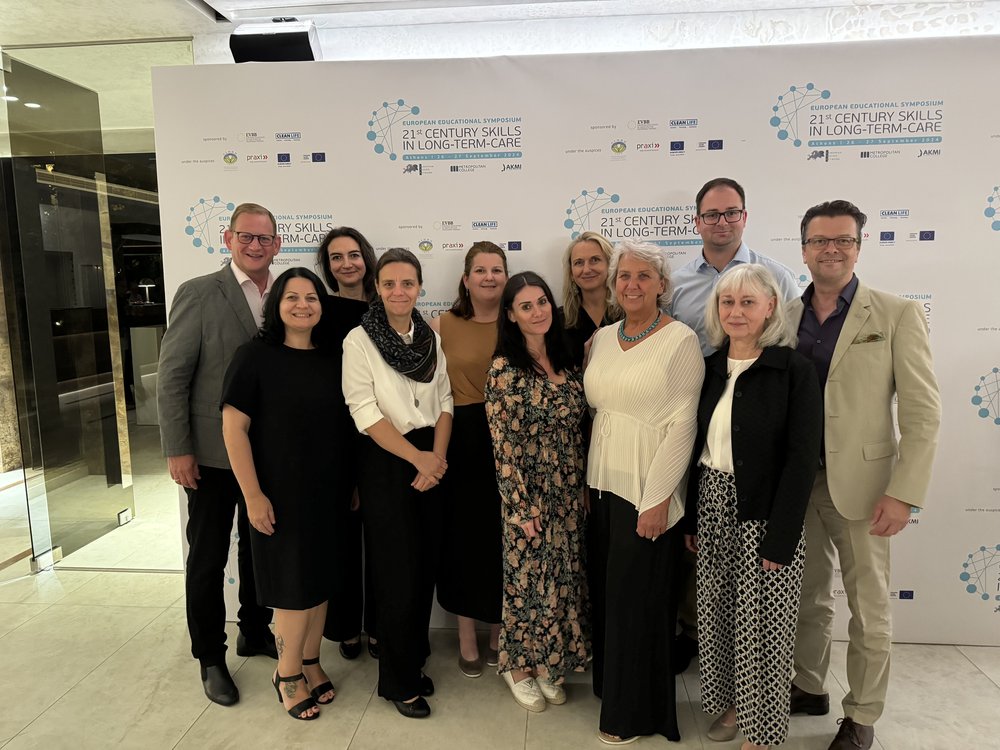 Das Teammitglieder vom Haus der Barmherzigkeit beim Kongresszentrum, dem Theoxenia Palace Hotel in Athen;