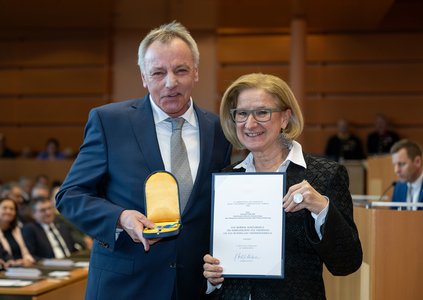 Landeshauptfrau Mag. Johanna Mikl-Leitner überreichte das „Silberne Komturkreuz des Ehrenzeichens für Verdienste um das Bundesland Niederösterreich“ an den ehemaligen Obmann der NÖ ARGE für Pflege und Betreuung, Anton Kellner, MBA.