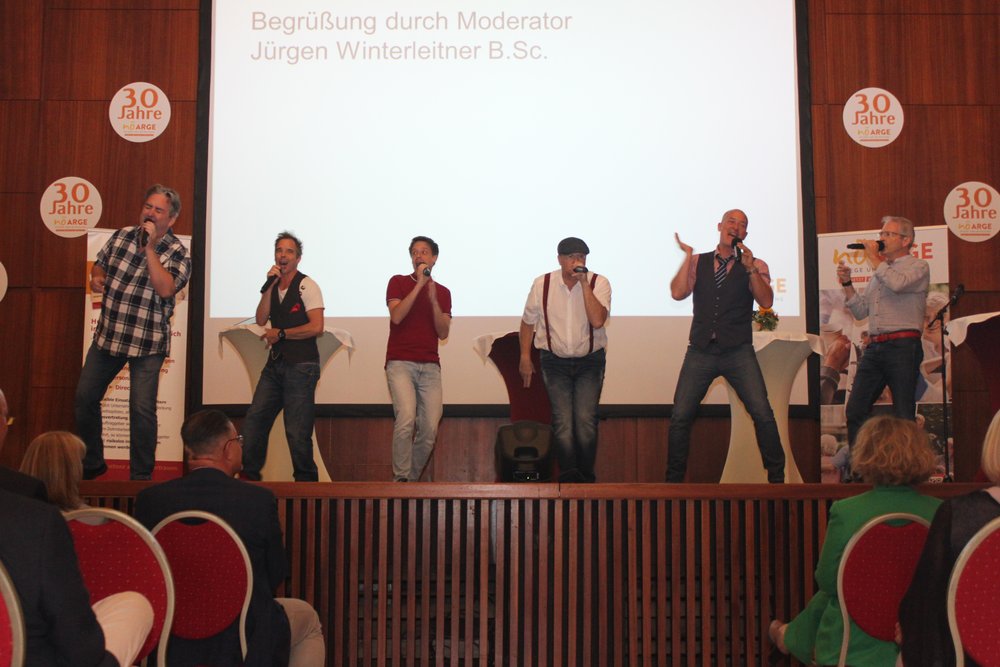 Die A Cappella-Gruppe Safer Six begleitete den 30 Jahr-Festakt der NÖ ARGE für Pflege und Betreuung musikalisch; 