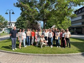 18. Österreichischer Kongress für Führungskräfte in der Altenarbeit in Zell am See - Gruppenfoto der Mitglieder der NÖ ARGE für Pflege und Betreuung beim Seniorenhaus Farmach in Saalfelden;