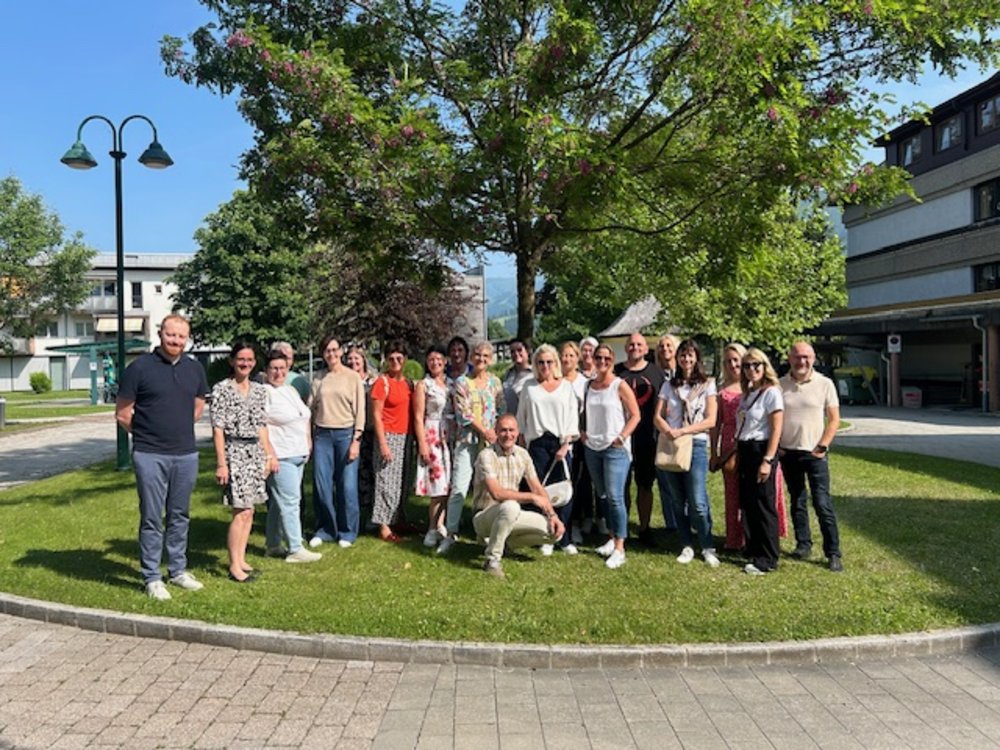 18. Österreichischer Kongress für Führungskräfte in der Altenarbeit in Zell am See - Gruppenfoto der Mitglieder der NÖ ARGE für Pflege und Betreuung beim Seniorenhaus Farmach in Saalfelden;