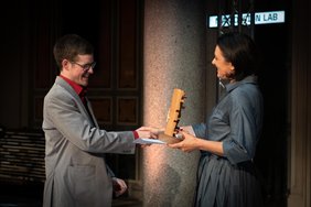 NÖ Landessieger und Zivildiener des Jahres 2020, Pascal Zschetsche aus dem PBZ Scheiblingkirchen, mit BM Köstinger bei der Preisverleihung; 