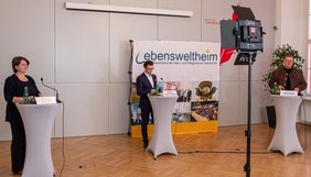 Die VertreterInnen des Lebenswelt Heim-Bundesverbandes bei der Pressekonferenz am Rednerpult: Michaela Schrumpf, Markus Mattersberger, MMSc, MBA, MAS, Jakob Kabas, MBA (v.l.n.r.);