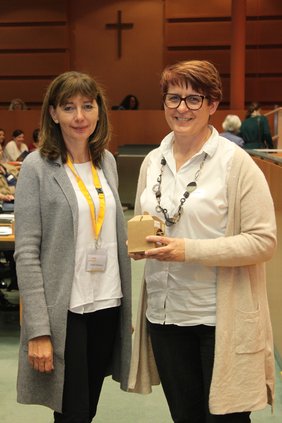 Obmann-Stellvertreterin, Gerlinde Göschelbauer, MBA MSc, bedankt sich bei Referentin Gabriele Pachschwöll, MSc, für ihre thematischen Ausführungen in Bezug auf Gesellschaft und Gesundheitsberufe;