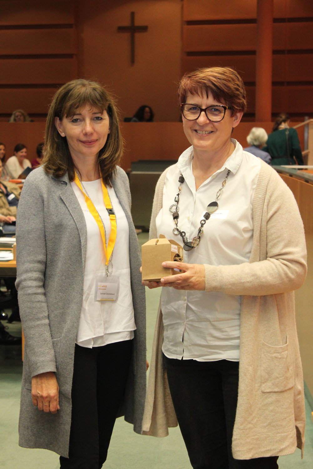 Obmann-Stellvertreterin, Gerlinde Göschelbauer, MBA MSc, bedankt sich bei Referentin Gabriele Pachschwöll, MSc, für ihre thematischen Ausführungen in Bezug auf Gesellschaft und Gesundheitsberufe;