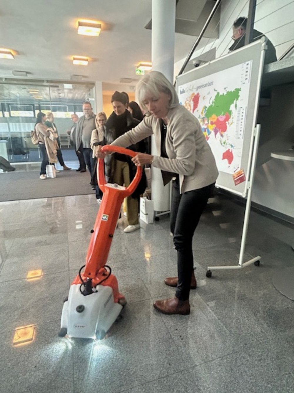 Am zweiten Tag der Exkursion 2025 der NÖ ARGE für Pflege und Betreuung gab es auch einen aufschlussreichen Impulsvortrag zum Thema "Reinigung - manuell bis autonom" bei der Firma Hollu; 