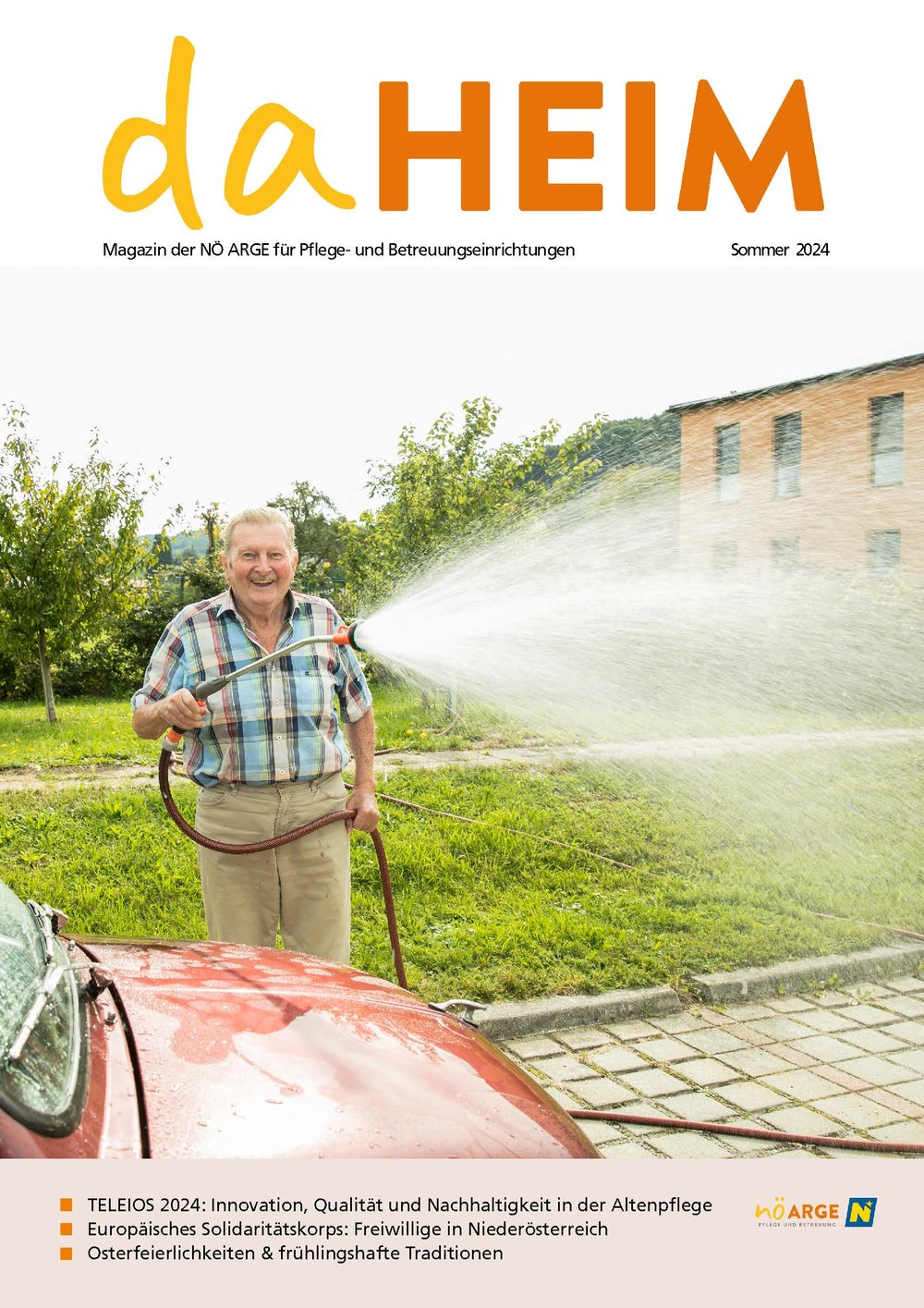 Das Titelbild der daHEIM Sommer-Ausgabe 2024 zeigt einen Bewohner mit einem Gartenschlauch; 