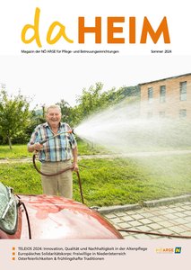 Das Titelbild der daHEIM Sommer-Ausgabe 2024 zeigt einen Bewohner mit einem Gartenschlauch; 