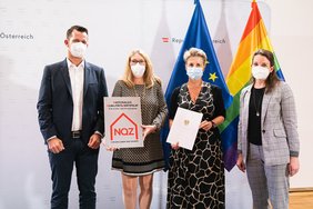 VertreterInnen vom SeneCura Sozialzentrums Pöchlarn nehmen von BM Mückstein die Auszeichnung entgegen;
