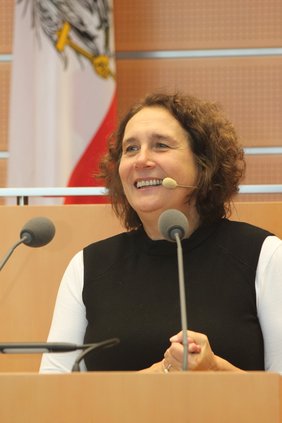 Sabine Sramek, MSc referierte bei der Fachtagung 2025 der NÖ ARGE für Pflege und Betreuung zum Titel „Gewaltfreie Pflege: Anspruch und Wirklichkeit“.