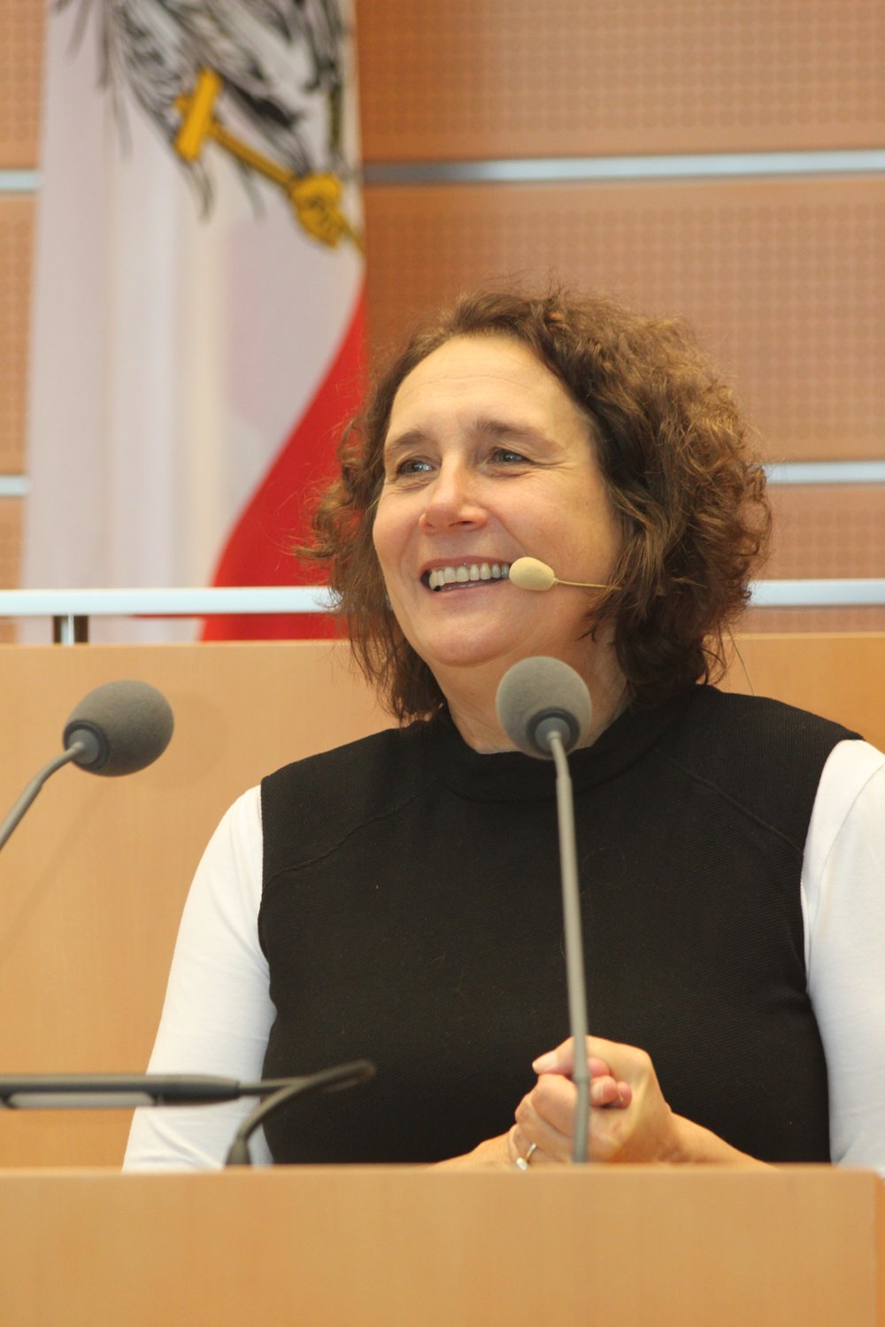 Sabine Sramek, MSc referierte bei der Fachtagung 2025 der NÖ ARGE für Pflege und Betreuung zum Titel „Gewaltfreie Pflege: Anspruch und Wirklichkeit“.