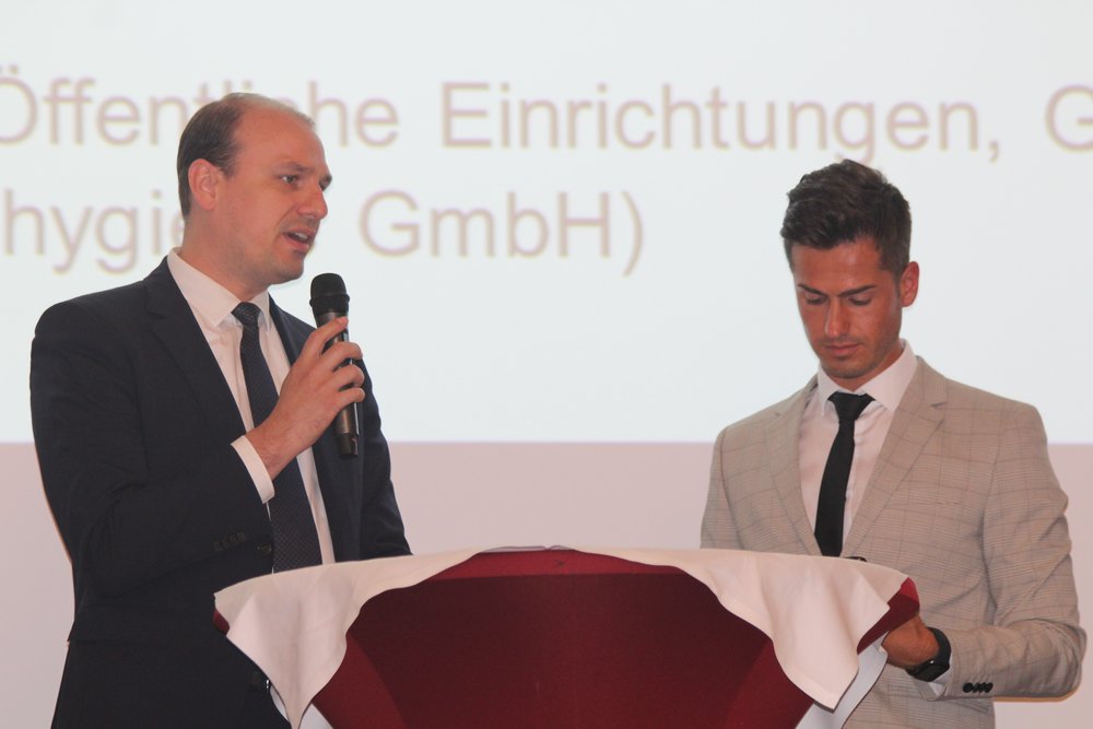 Der Generalsekretär der Raiffeisen Holding NÖ-Wien, Mag. Wolfgang-Clemens Niedrist, im Gespräch mit Moderator Jürgen Winterleitner, B.Sc.;