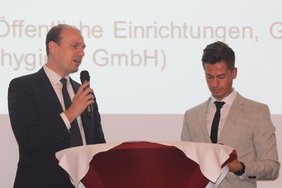 Der Generalsekretär der Raiffeisen Holding NÖ-Wien, Mag. Wolfgang-Clemens Niedrist, im Gespräch mit Moderator Jürgen Winterleitner, B.Sc.;