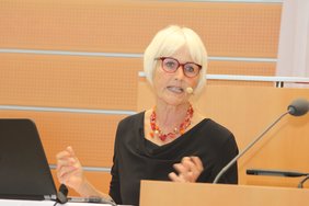 Mag. Dr. Doris Pfabigan referierte bei der Fachtagung 2025 der NÖ ARGE für Pflege und Betreuung zum Titel "Worauf es letztlich ankommt – Lebensqualität als zentraler Fokus in der Langzeitpflege".