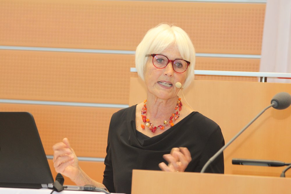 Mag. Dr. Doris Pfabigan referierte bei der Fachtagung 2025 der NÖ ARGE für Pflege und Betreuung zum Titel "Worauf es letztlich ankommt – Lebensqualität als zentraler Fokus in der Langzeitpflege".