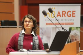 Barbara Russegger, ihes Zeichens zertifizierte Trauerbegleiterin und Diplomierte Ernährungberaterin nach TCM referierte zum Thema "...zwischen Leichenschmaus & Gaumenfreuden...";