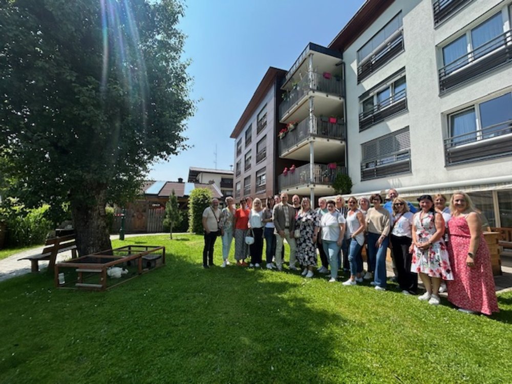 18. Österreichischer Kongress für Führungskräfte in der Altenarbeit in Zell am See - Gruppenfoto der Mitglieder der NÖ ARGE für Pflege und Betreuung vor dem Wohnhaus Prielgut in Leogang;