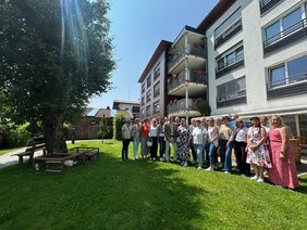 18. Österreichischer Kongress für Führungskräfte in der Altenarbeit in Zell am See - Gruppenfoto der Mitglieder der NÖ ARGE für Pflege und Betreuung vor dem Wohnhaus Prielgut in Leogang;