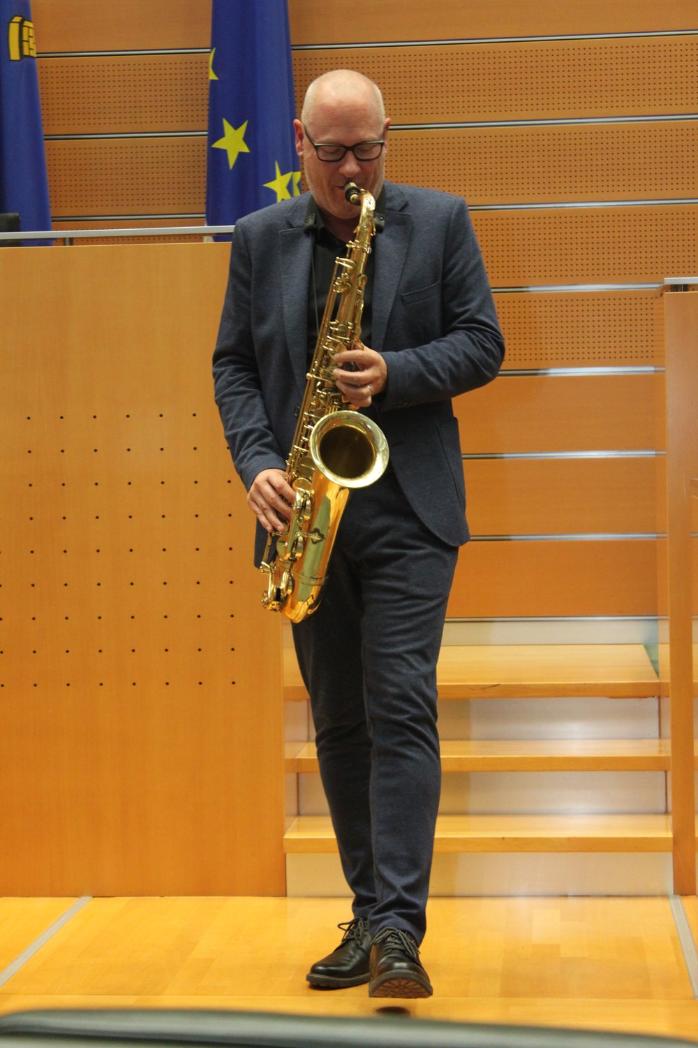 Moderator und Musiker Tom Schwarzmann in seinem Element am Saxophon; 